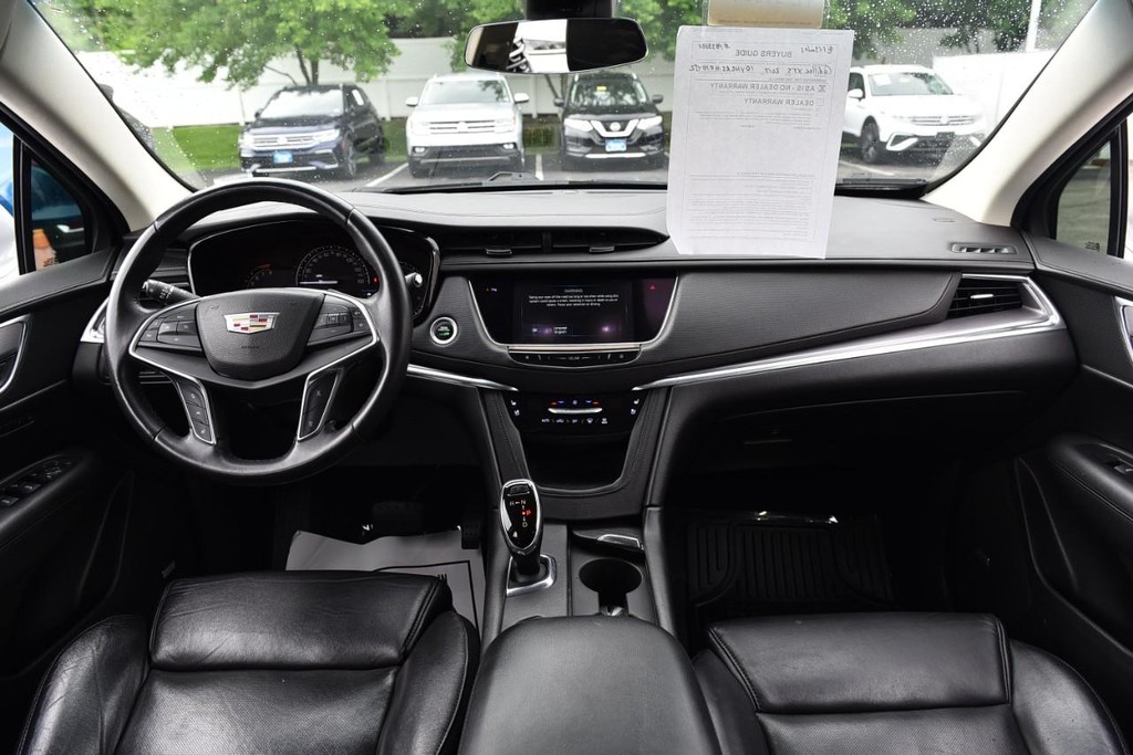Cadillac XT5 Vehicle Full-screen Gallery Image 07