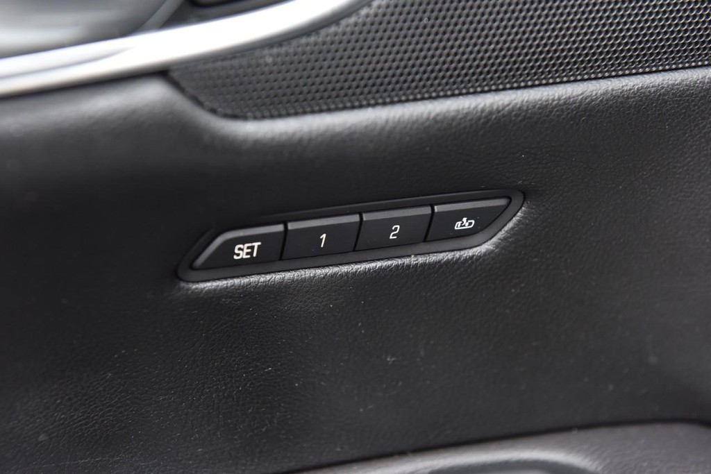 Cadillac XT5 Vehicle Full-screen Gallery Image 11