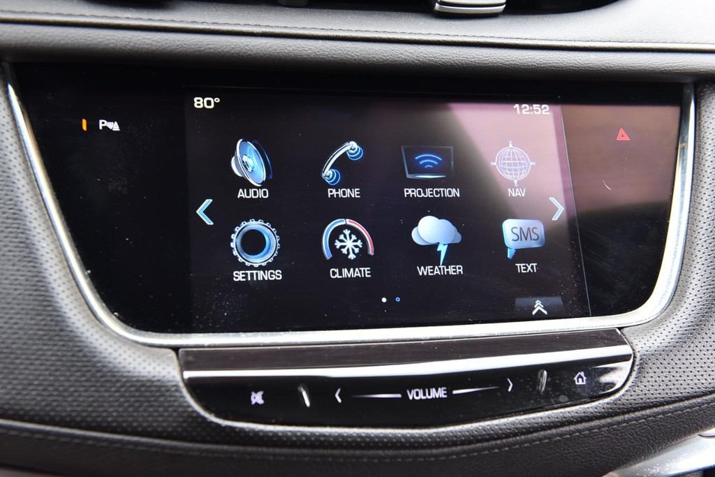 Cadillac XT5 Vehicle Full-screen Gallery Image 16