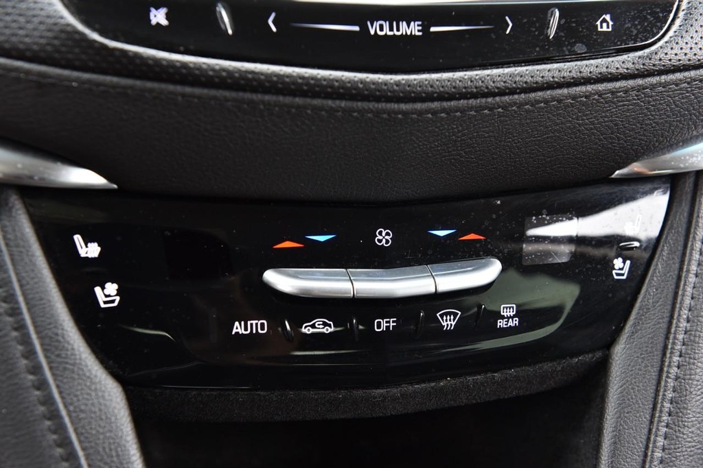 Cadillac XT5 Vehicle Full-screen Gallery Image 17