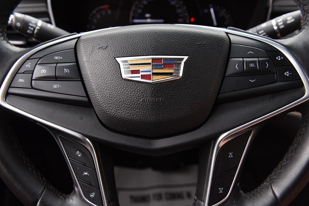 Cadillac XT5 Vehicle Full-screen Gallery Image 18