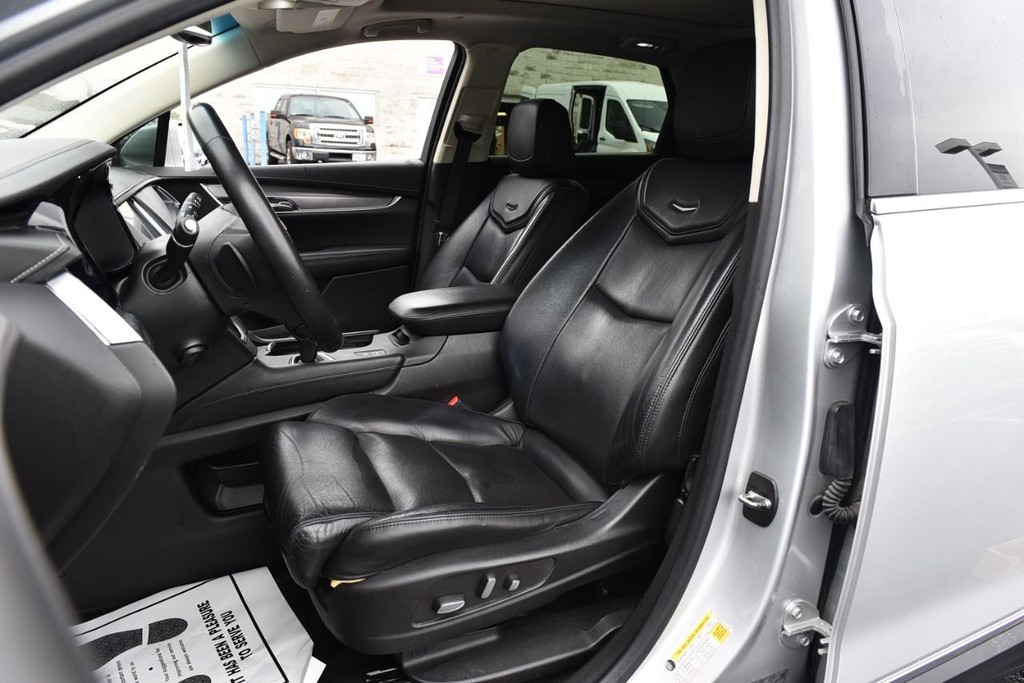 Cadillac XT5 Vehicle Full-screen Gallery Image 19