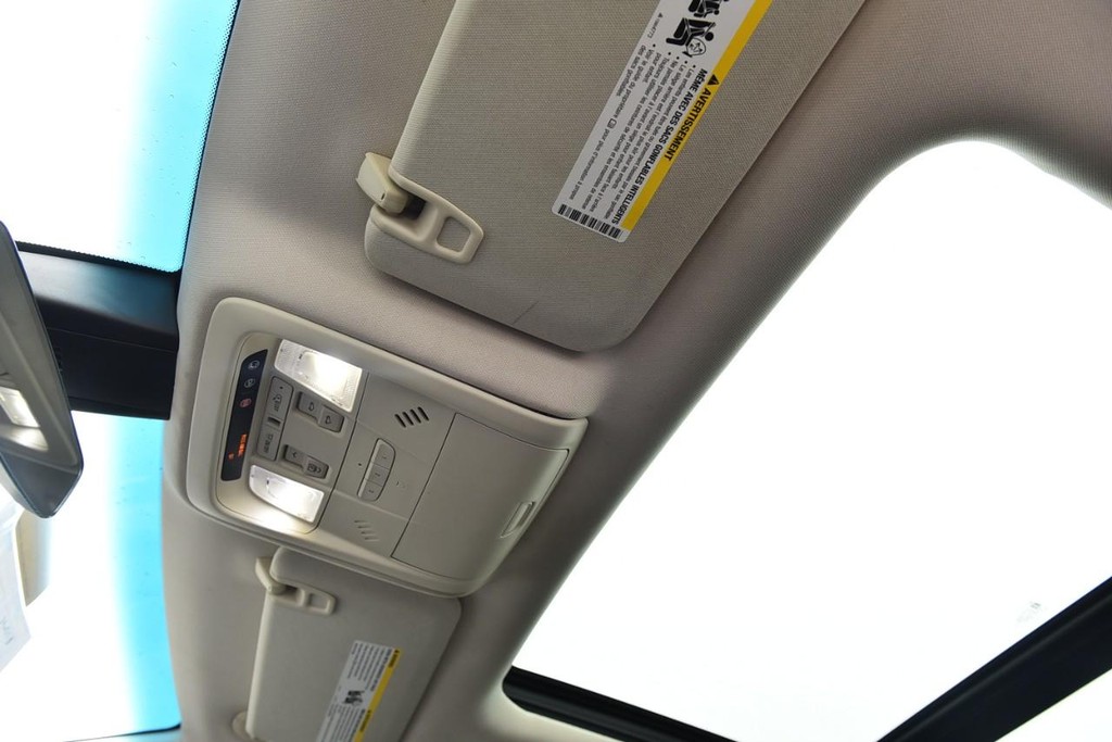 Cadillac XT5 Vehicle Full-screen Gallery Image 21