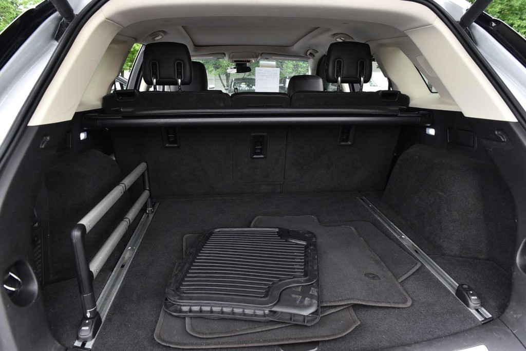 Cadillac XT5 Vehicle Full-screen Gallery Image 25