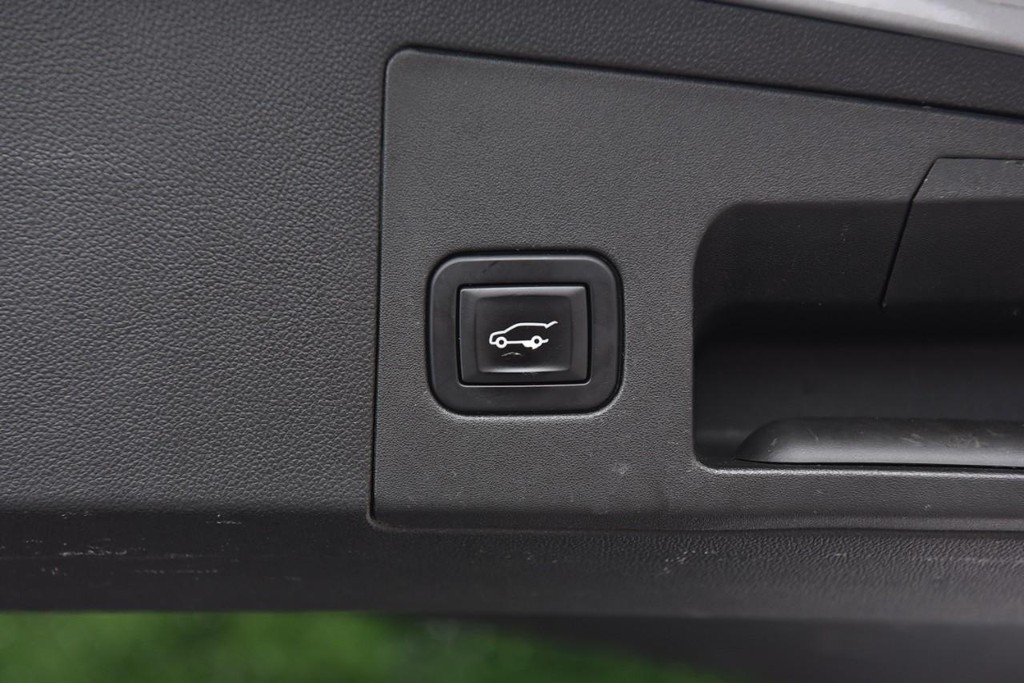 Cadillac XT5 Vehicle Full-screen Gallery Image 26