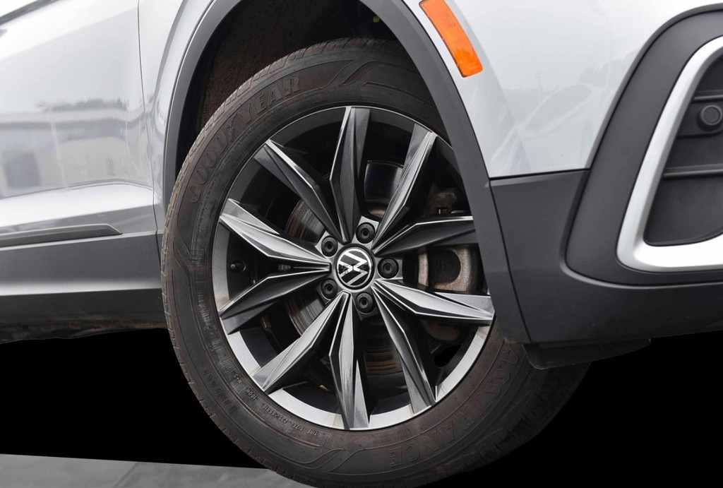 Volkswagen Tiguan Vehicle Full-screen Gallery Image 3