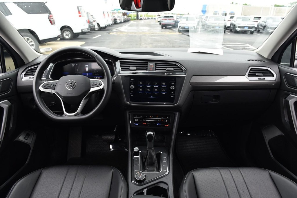 Volkswagen Tiguan Vehicle Full-screen Gallery Image 7