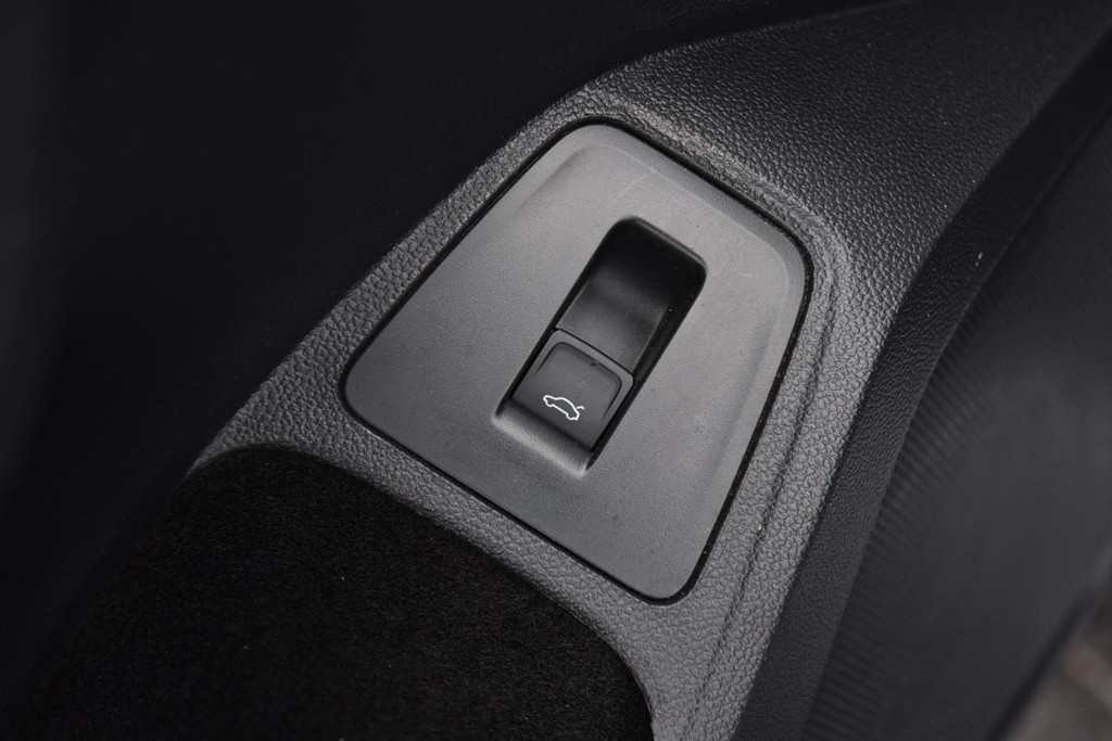 Volkswagen Tiguan Vehicle Full-screen Gallery Image 9