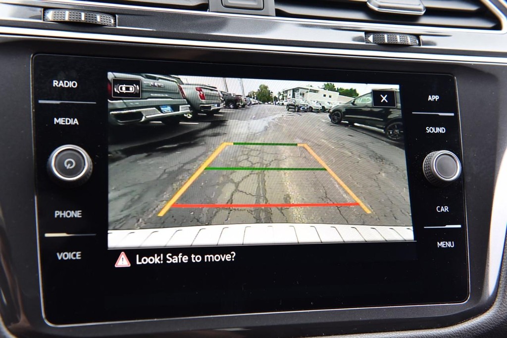 Volkswagen Tiguan Vehicle Full-screen Gallery Image 13