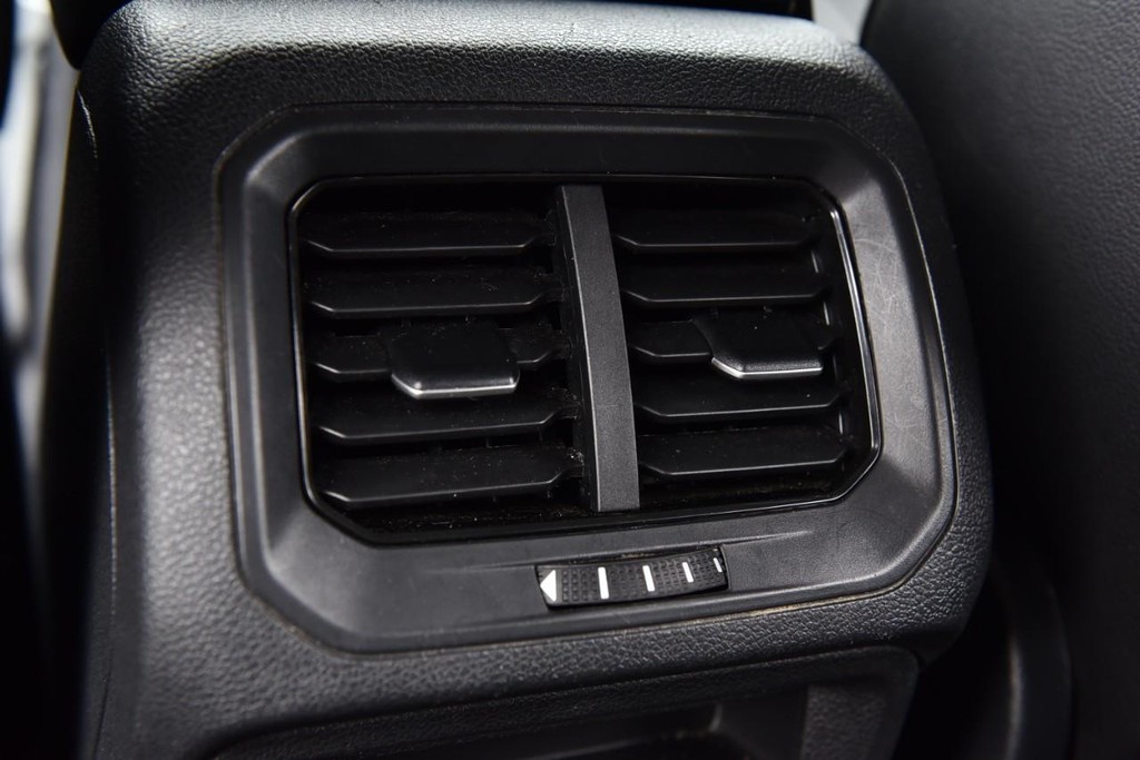 Volkswagen Tiguan Vehicle Full-screen Gallery Image 23