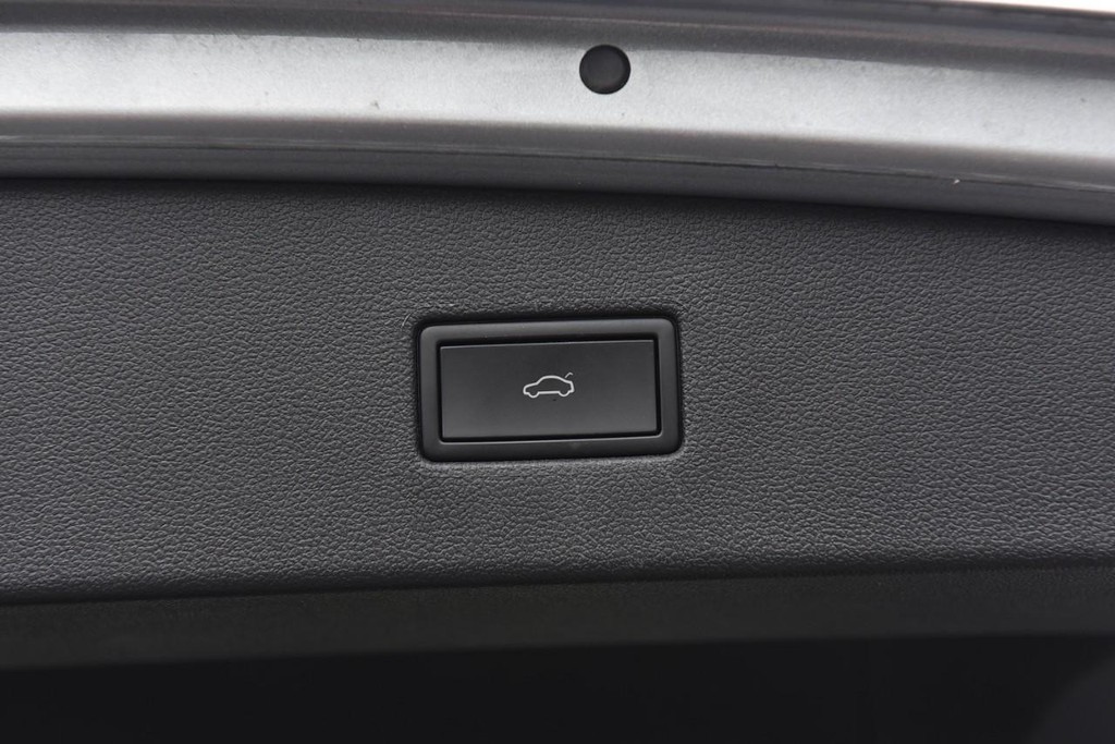 Volkswagen Tiguan Vehicle Full-screen Gallery Image 26