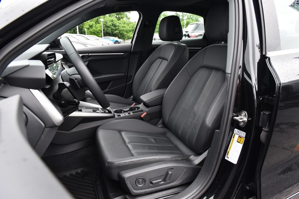 Audi A3 Vehicle Full-screen Gallery Image 21