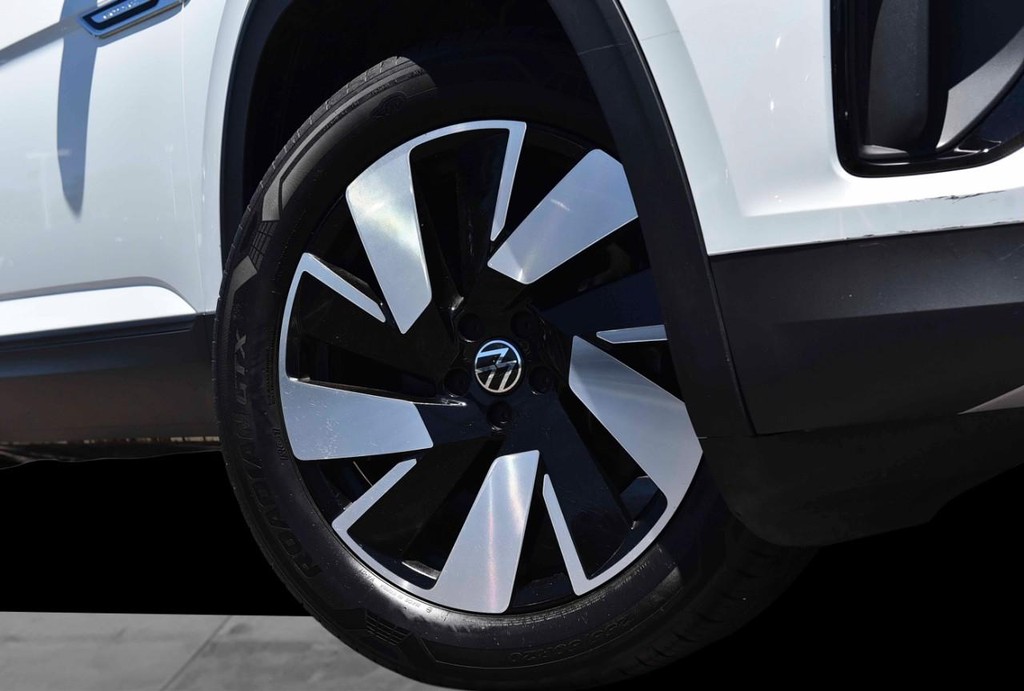 Volkswagen Atlas Cross Sport Vehicle Full-screen Gallery Image 3