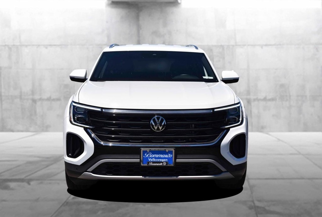 Volkswagen Atlas Cross Sport Vehicle Full-screen Gallery Image 4