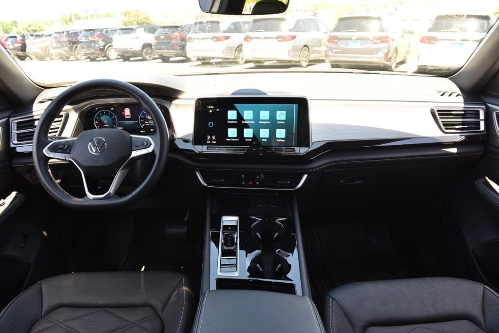 Volkswagen Atlas Cross Sport Vehicle Full-screen Gallery Image 7