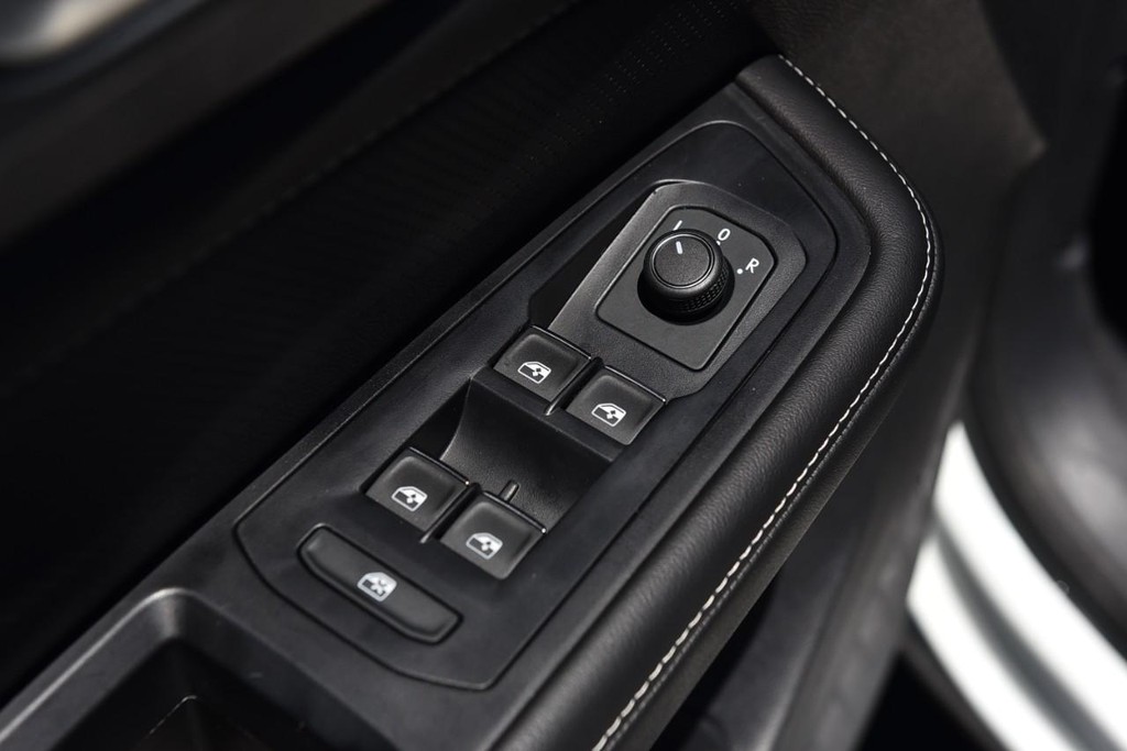 Volkswagen Atlas Cross Sport Vehicle Full-screen Gallery Image 8
