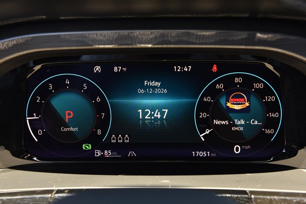 Volkswagen Atlas Cross Sport Vehicle Full-screen Gallery Image 12
