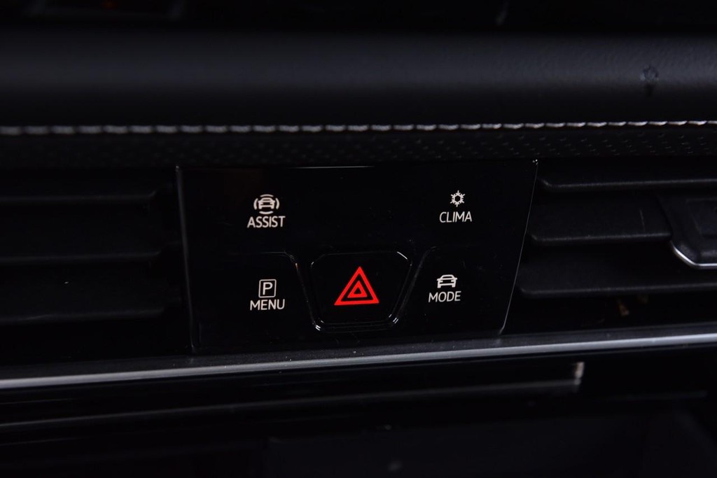 Volkswagen Atlas Cross Sport Vehicle Full-screen Gallery Image 15