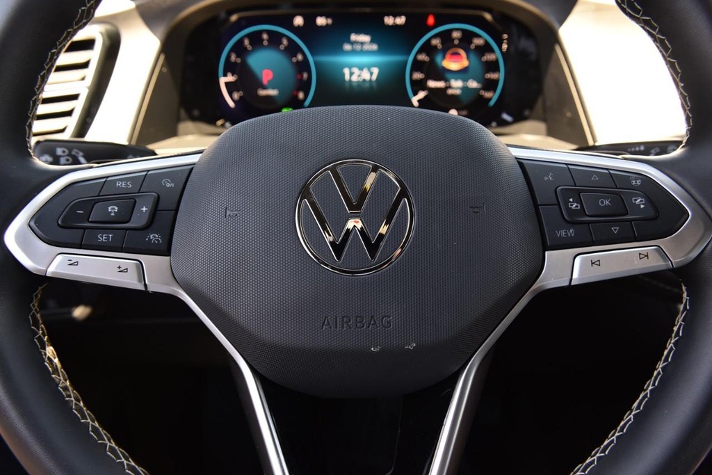 Volkswagen Atlas Cross Sport Vehicle Full-screen Gallery Image 18