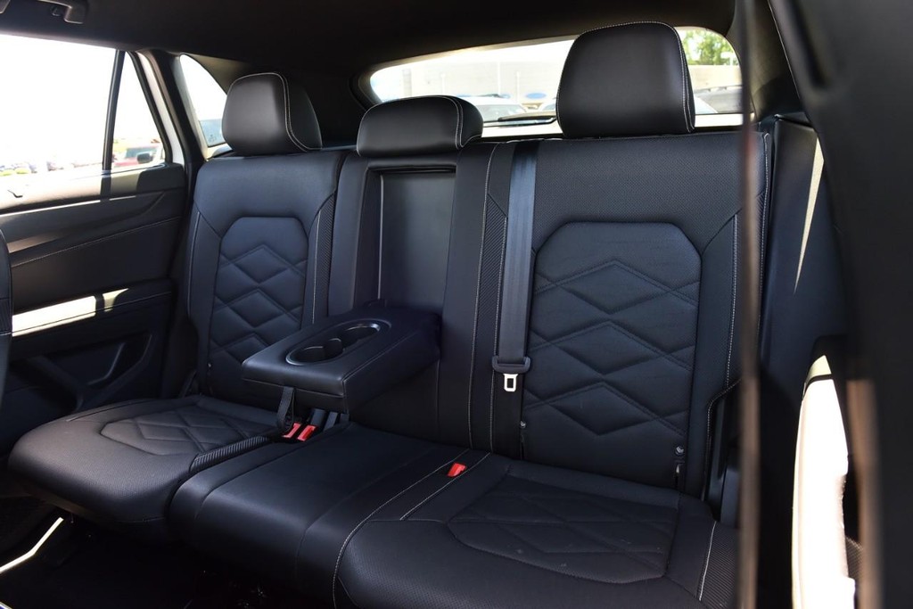 Volkswagen Atlas Cross Sport Vehicle Full-screen Gallery Image 21