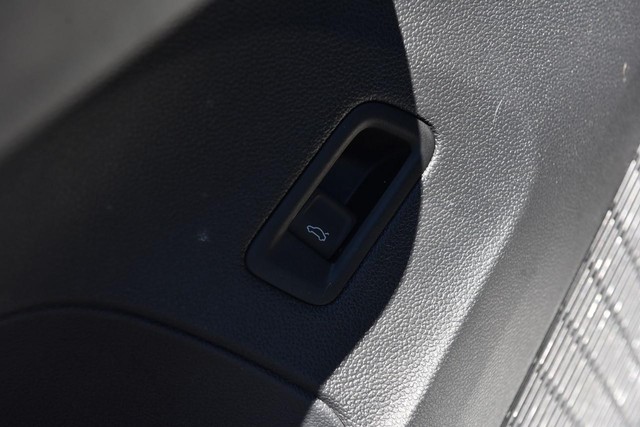 Volkswagen Atlas Cross Sport Vehicle Image 09