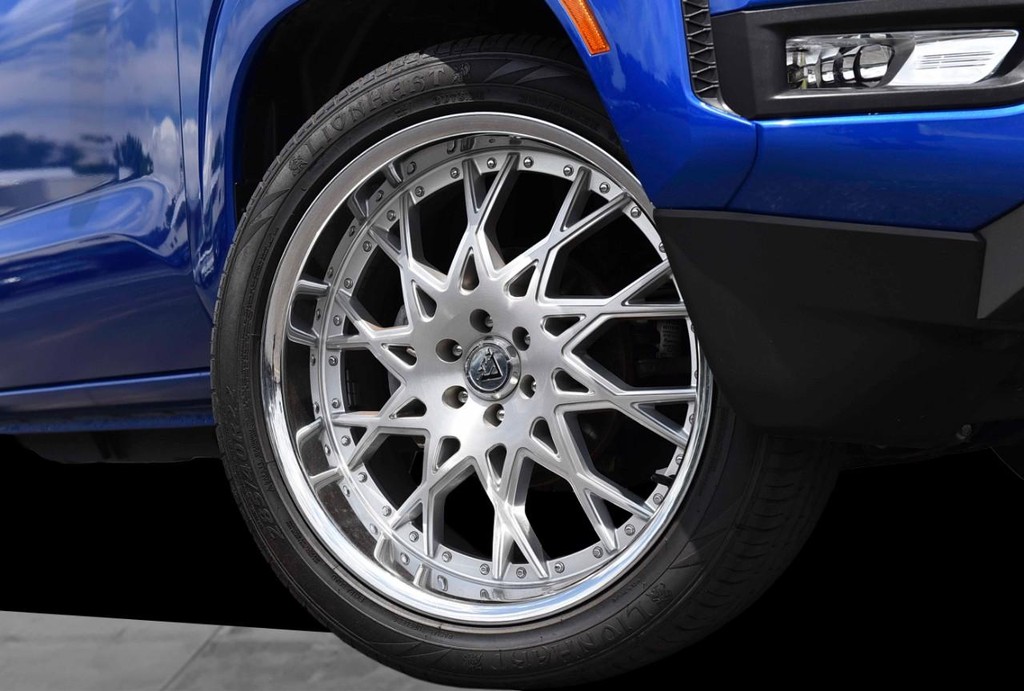 Nissan Frontier Vehicle Full-screen Gallery Image 3