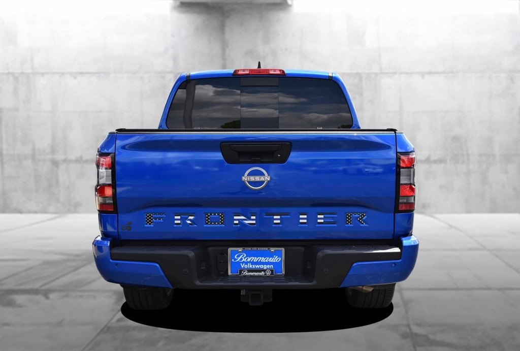 Nissan Frontier Vehicle Full-screen Gallery Image 6