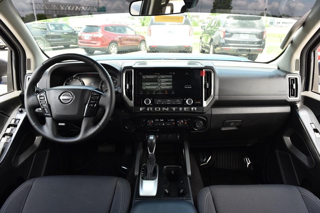 Nissan Frontier Vehicle Full-screen Gallery Image 8