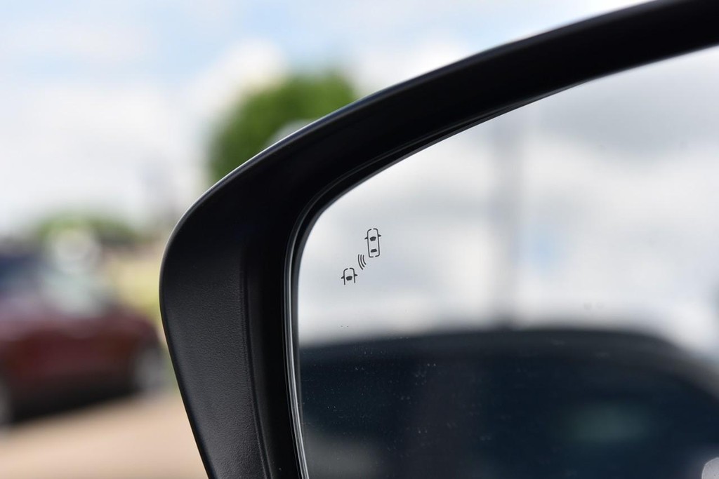 Nissan Frontier Vehicle Full-screen Gallery Image 10