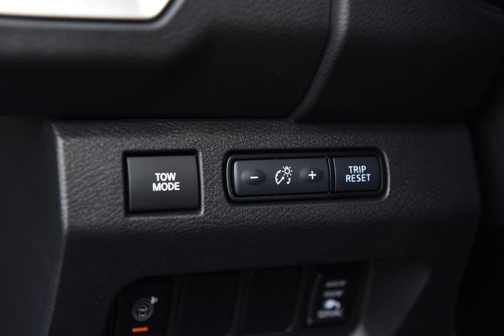 Nissan Frontier Vehicle Full-screen Gallery Image 11