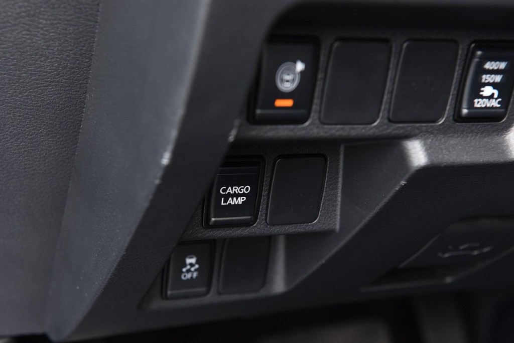 Nissan Frontier Vehicle Full-screen Gallery Image 12