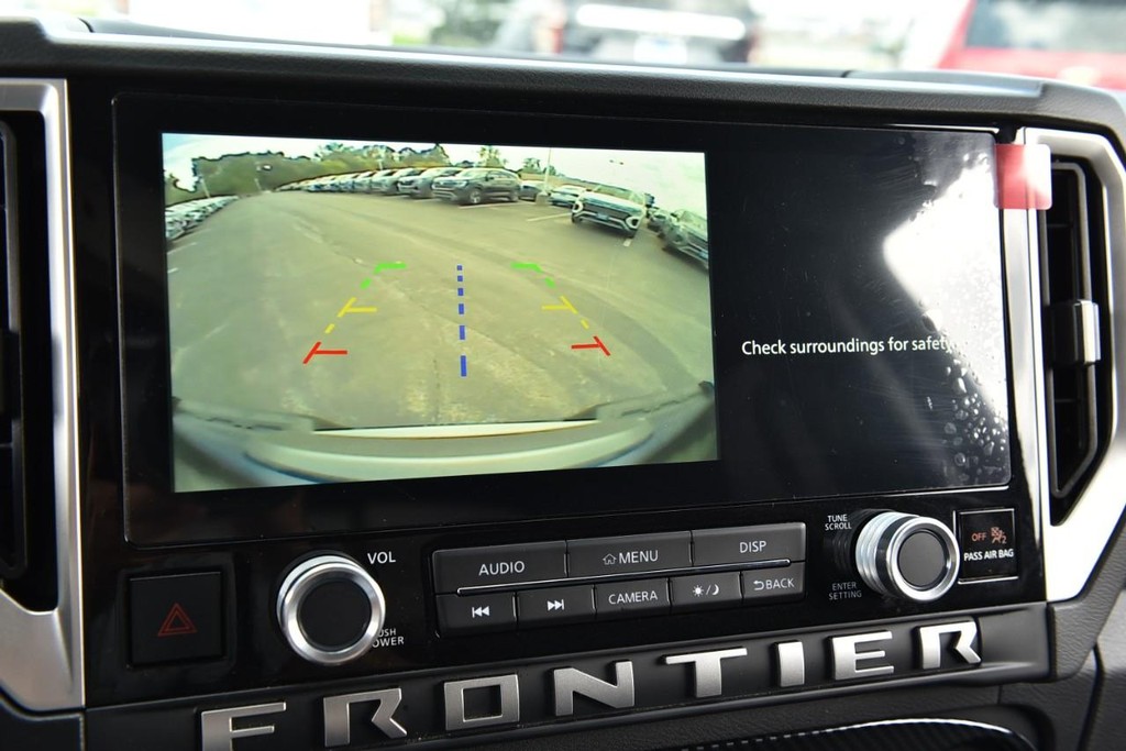Nissan Frontier Vehicle Full-screen Gallery Image 14
