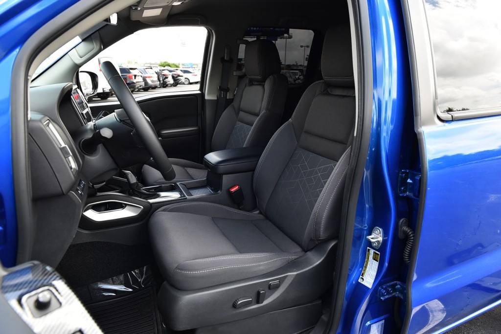 Nissan Frontier Vehicle Full-screen Gallery Image 20