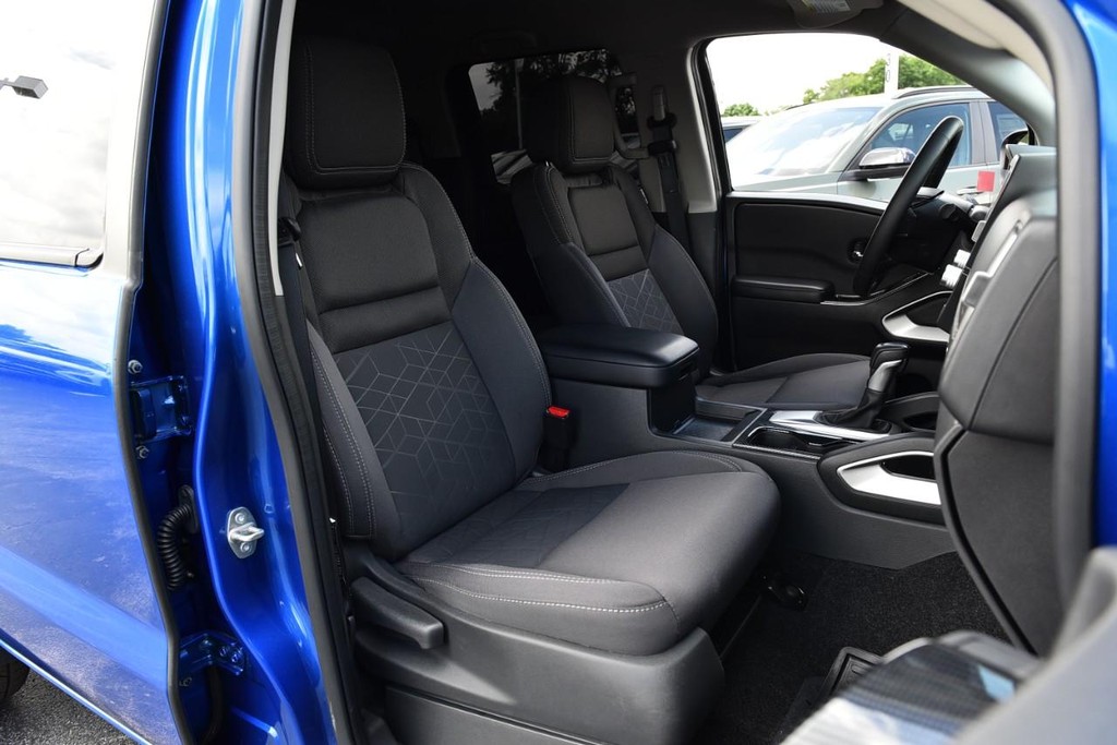Nissan Frontier Vehicle Full-screen Gallery Image 21