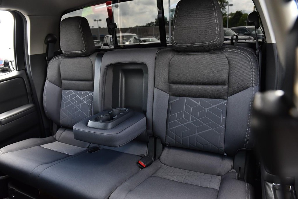 Nissan Frontier Vehicle Full-screen Gallery Image 22