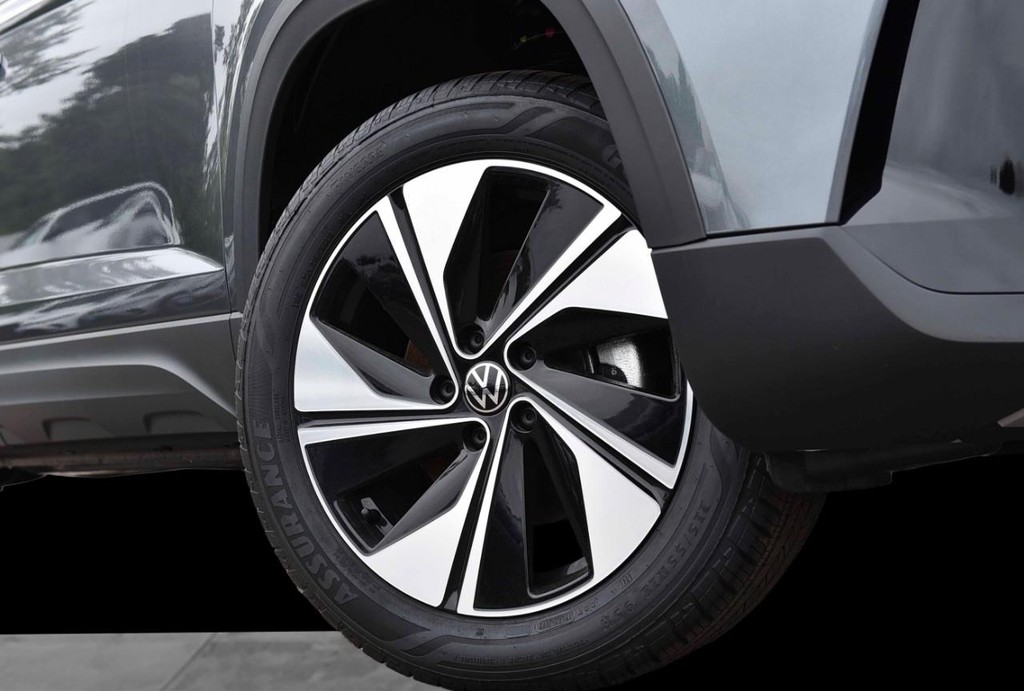 Volkswagen Taos Vehicle Full-screen Gallery Image 3