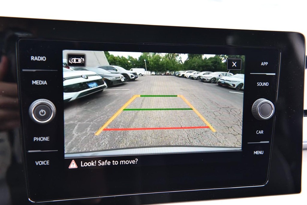 Volkswagen Taos Vehicle Full-screen Gallery Image 12