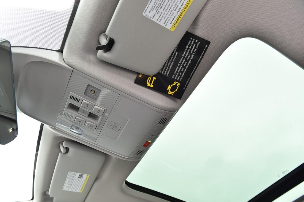 Volkswagen Taos Vehicle Full-screen Gallery Image 21