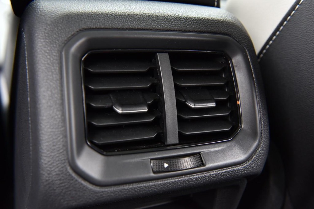 Volkswagen Taos Vehicle Full-screen Gallery Image 23