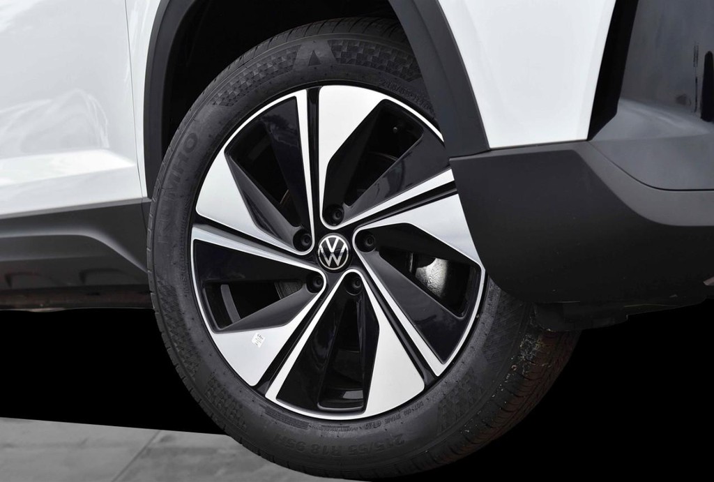 Volkswagen Taos Vehicle Full-screen Gallery Image 3