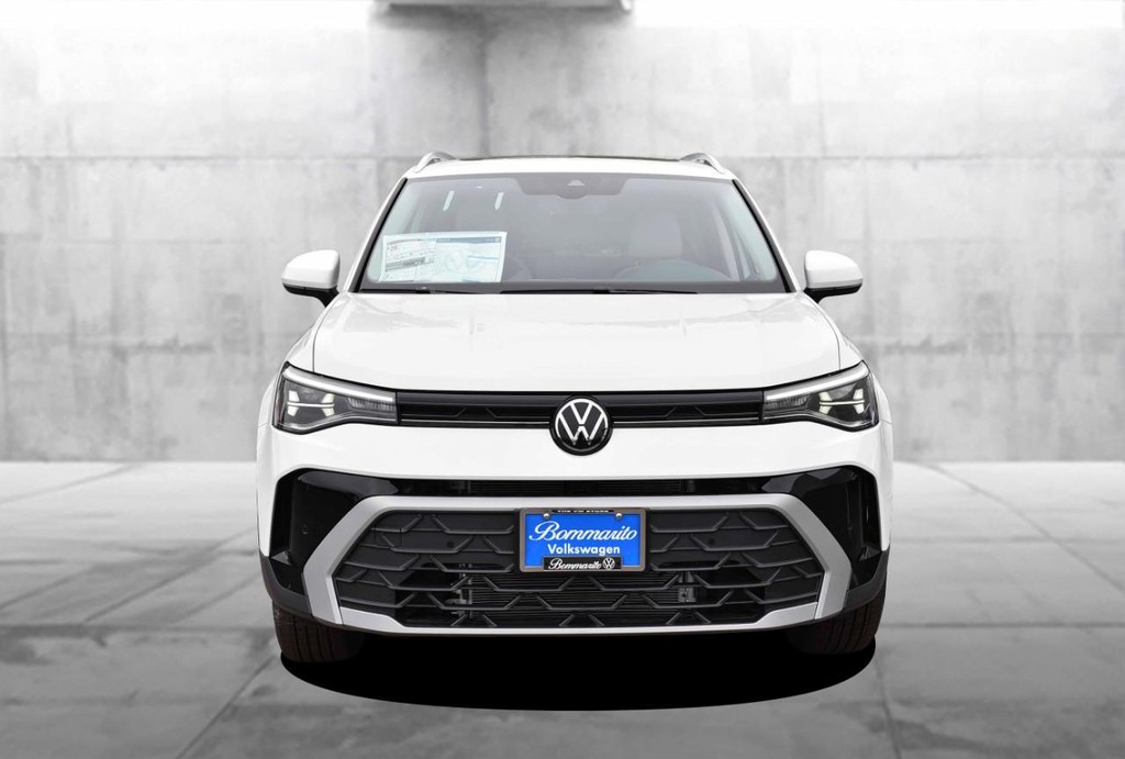 Volkswagen Taos Vehicle Full-screen Gallery Image 4