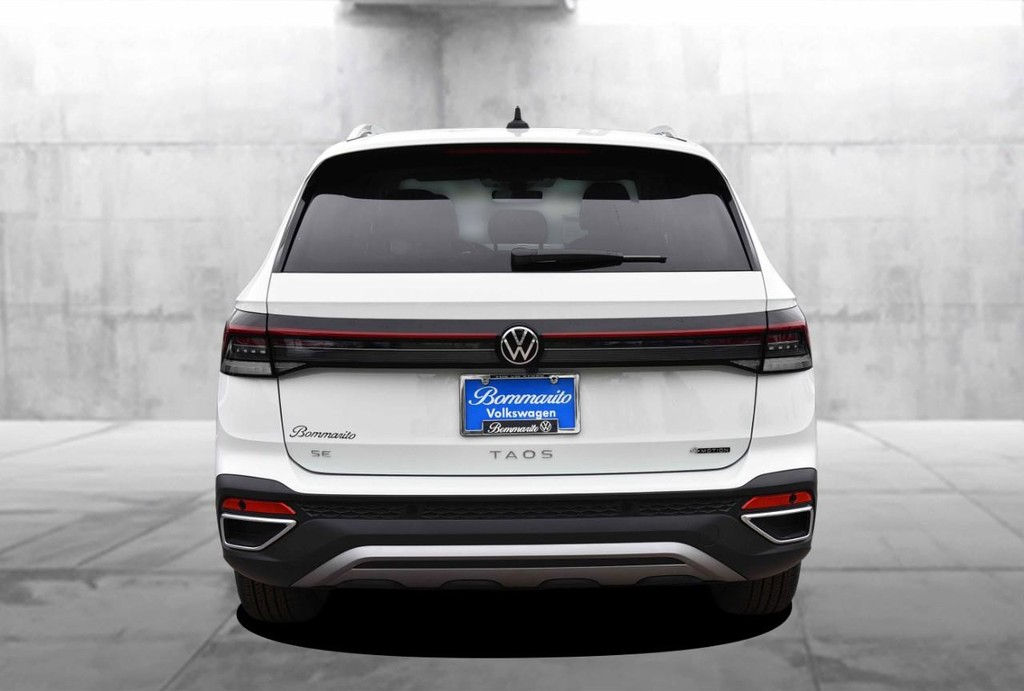 Volkswagen Taos Vehicle Full-screen Gallery Image 6