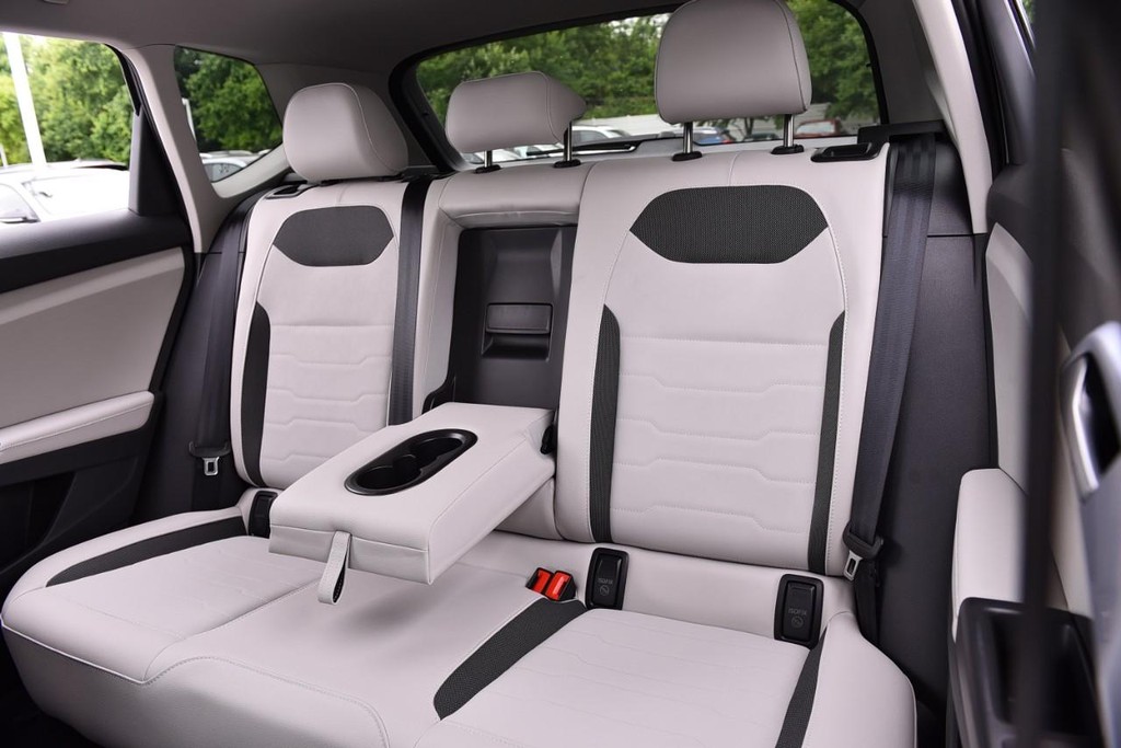 Volkswagen Taos Vehicle Full-screen Gallery Image 23