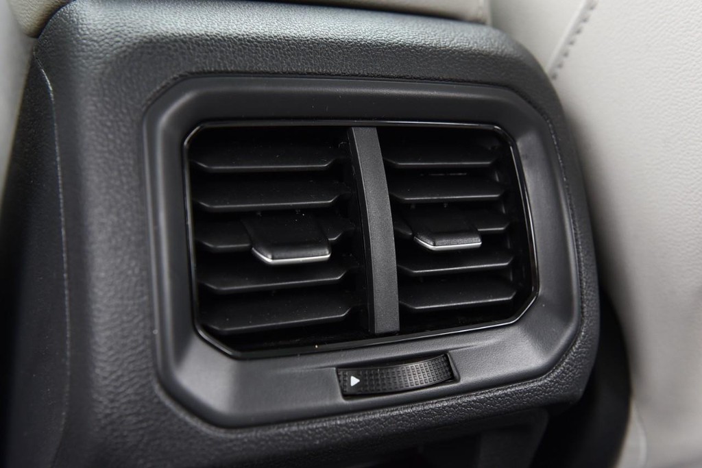Volkswagen Taos Vehicle Full-screen Gallery Image 24