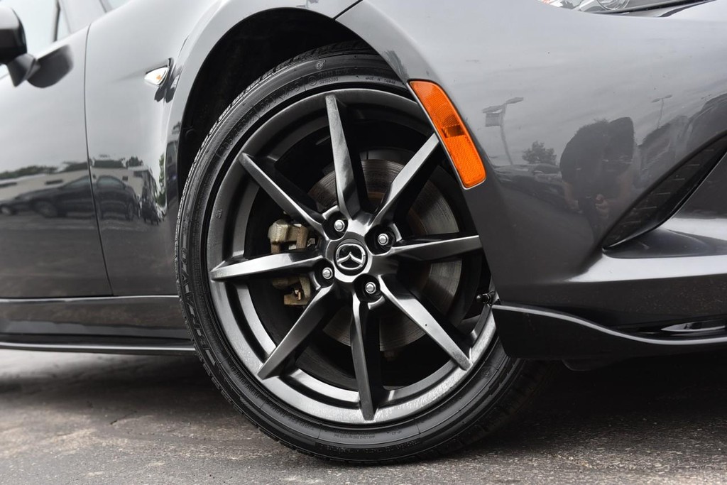 Mazda MX-5 Miata RF Vehicle Full-screen Gallery Image 3