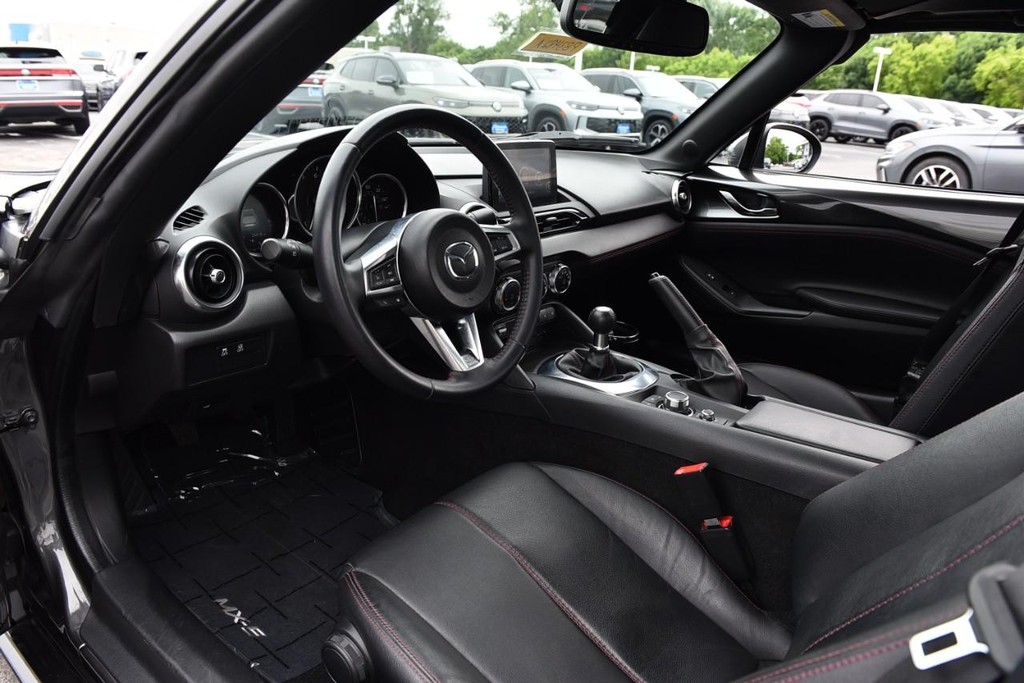 Mazda MX-5 Miata RF Vehicle Full-screen Gallery Image 7