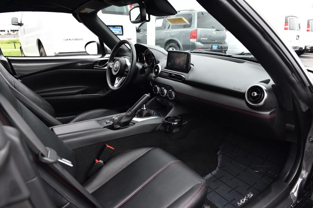 Mazda MX-5 Miata RF Vehicle Full-screen Gallery Image 8