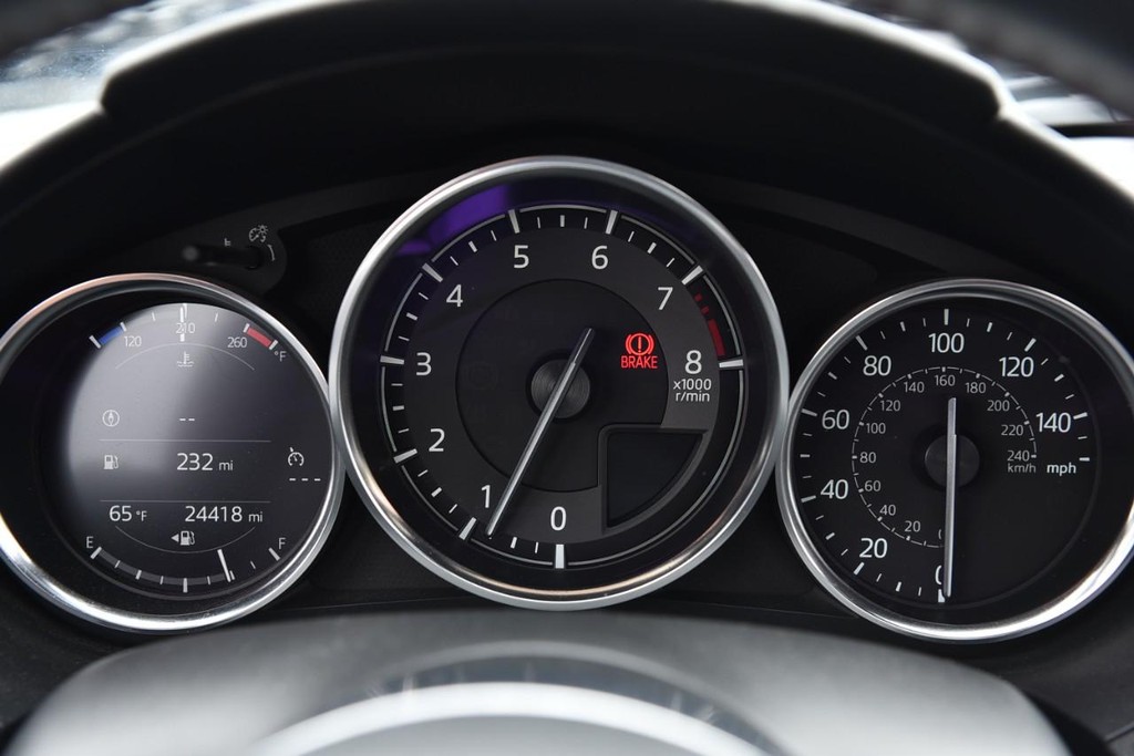 Mazda MX-5 Miata RF Vehicle Full-screen Gallery Image 11