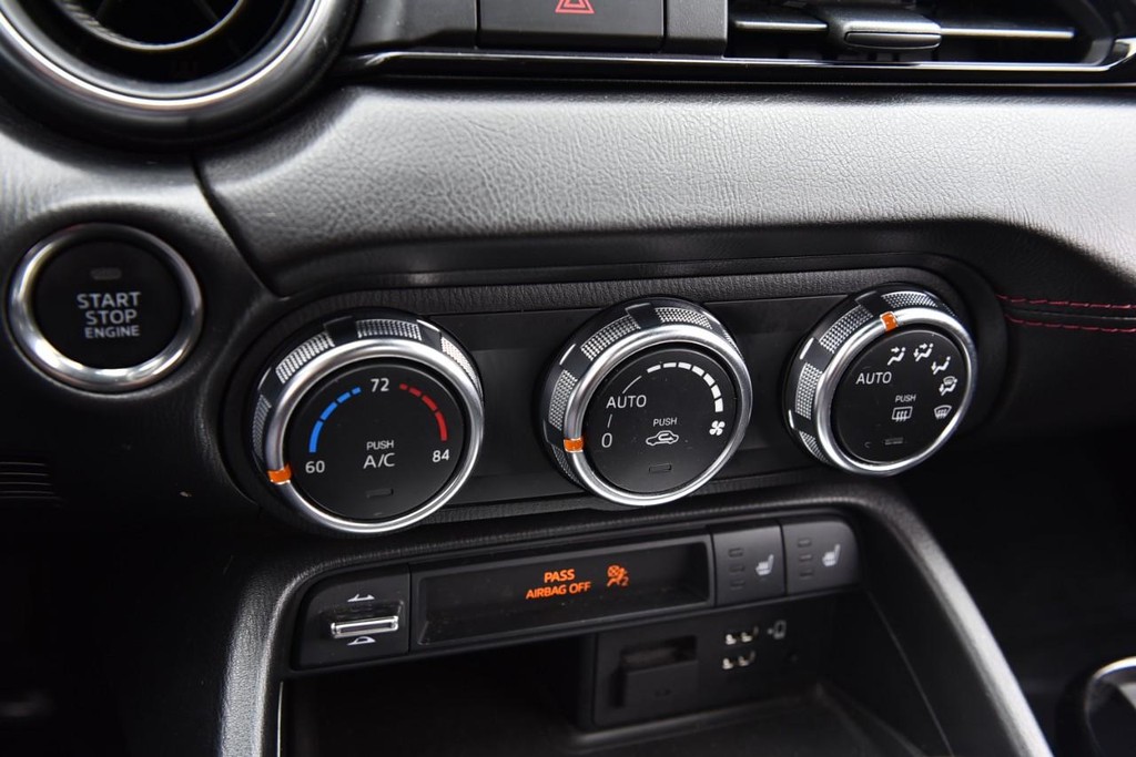 Mazda MX-5 Miata RF Vehicle Full-screen Gallery Image 14