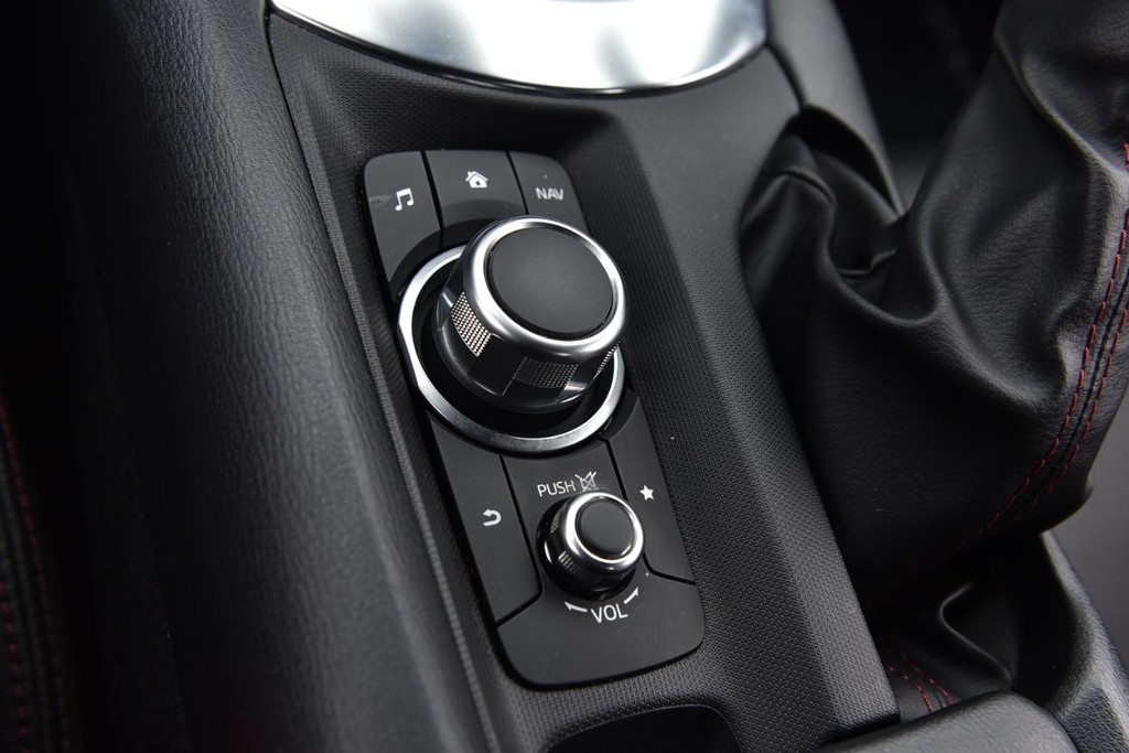 Mazda MX-5 Miata RF Vehicle Full-screen Gallery Image 18